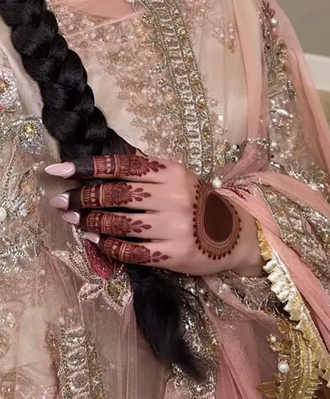 aesthetic bridal circle back hand mehndi design