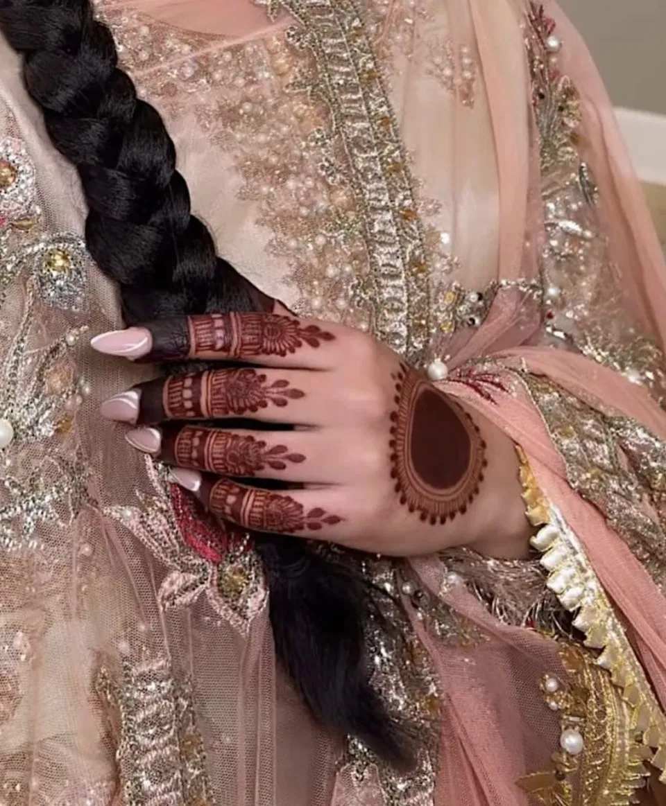 Aesthetic Bridal Back Hand Mehndi Design with Gol Tikki and Jaal for Eid (5)