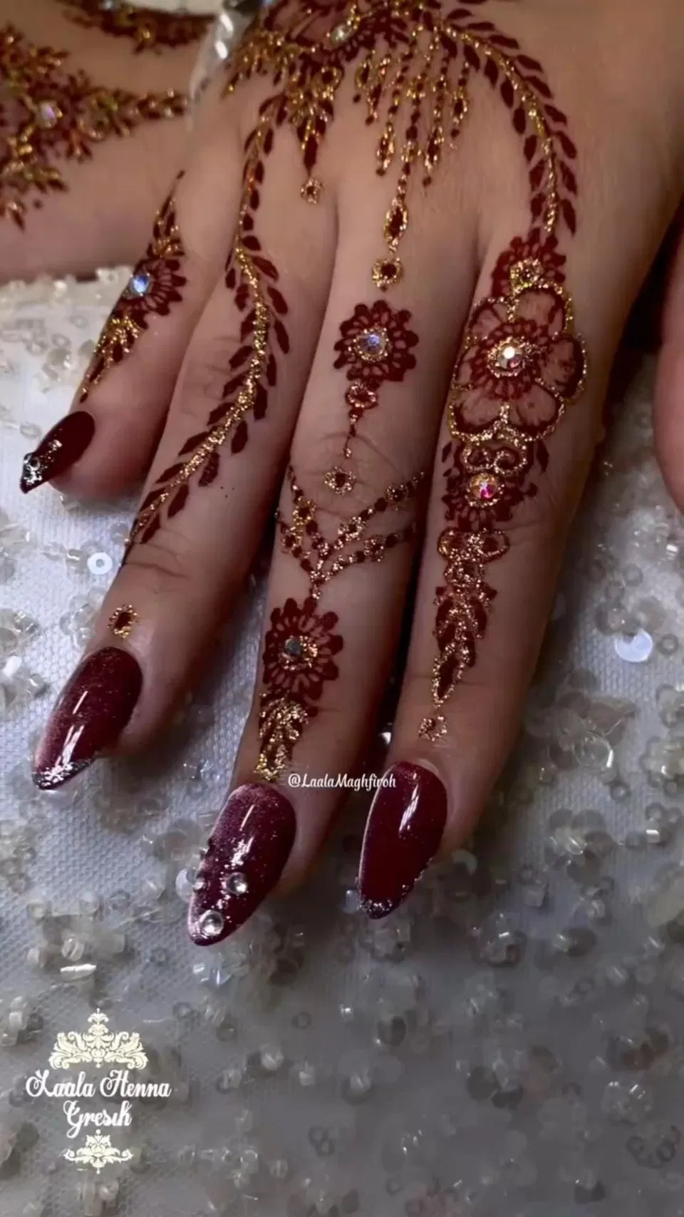 Pakistani Royal Finger Mehndi Design with Gol Tikki and Jaal