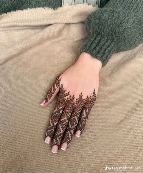 aesthetic bridal circle back hand mehndi design