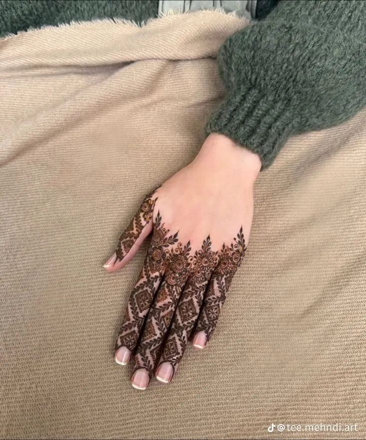 Aesthetic Bridal Back Hand Mehndi Design with Gol Tikki (20)