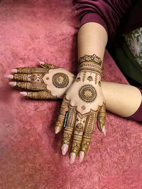 aesthetic bridal circle back hand mehndi design