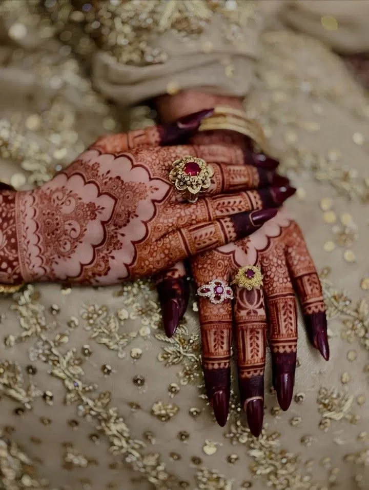 Aesthetic Bridal Back Hand Mehndi Design with Gol Tikki for Engagement
