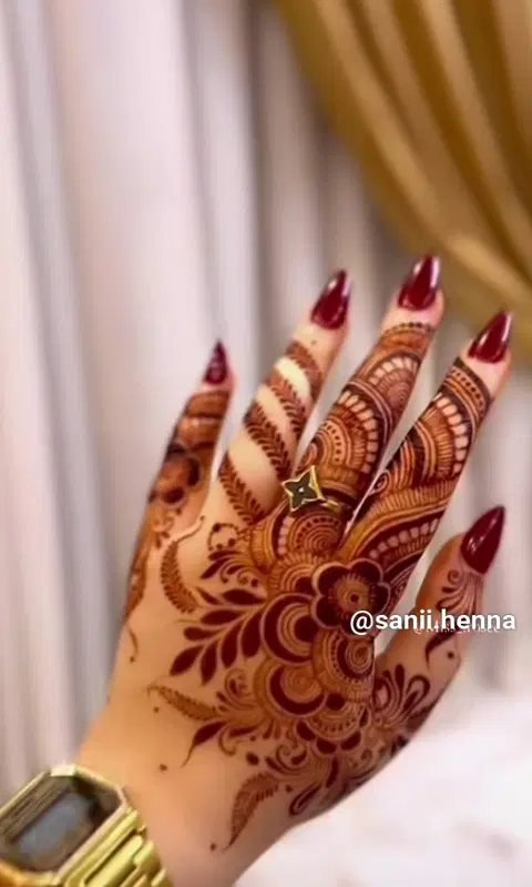 aesthetic royal circle finger mehndi design