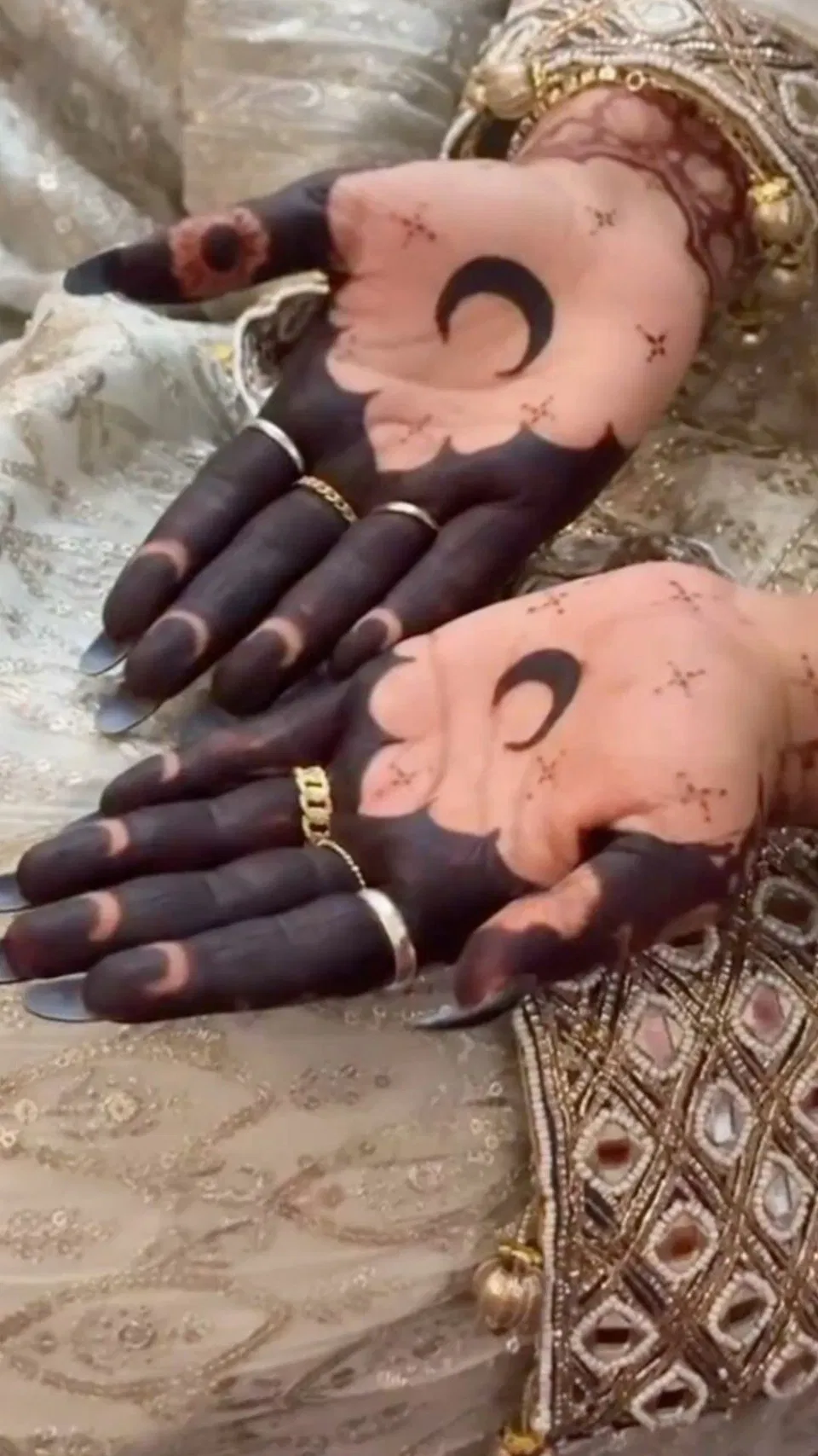 Aesthetic Minimal Finger Mehndi Design with Moon for Eid (2)