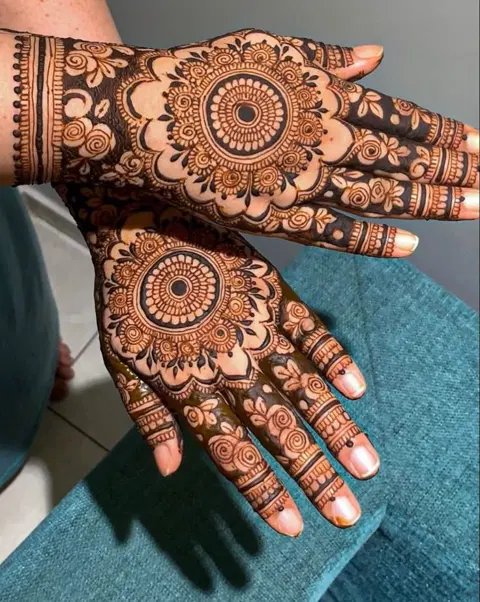 aesthetic arabic circle back hand mehndi design