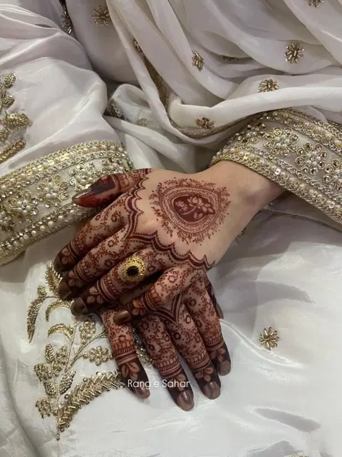 aesthetic bridal circle back hand mehndi design