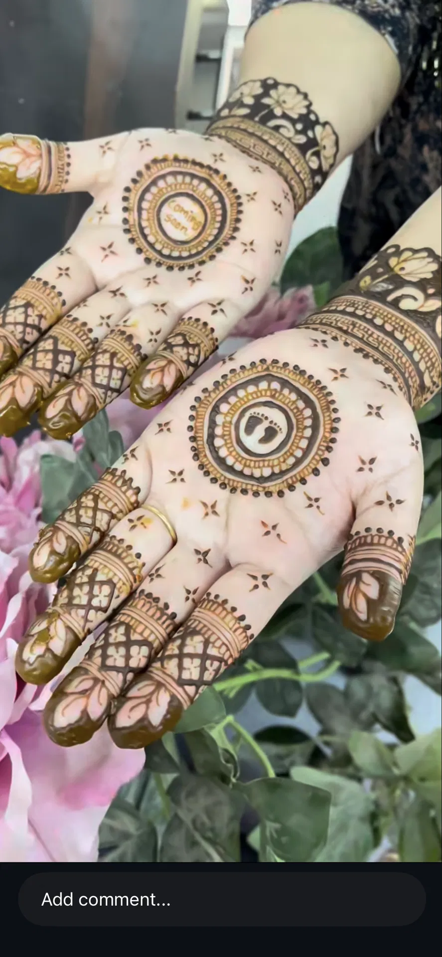 Minimal Mehndi Design with Gol Tikki