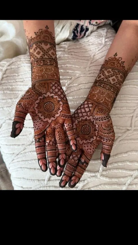 bridal pakistani circle front hand mehndi design