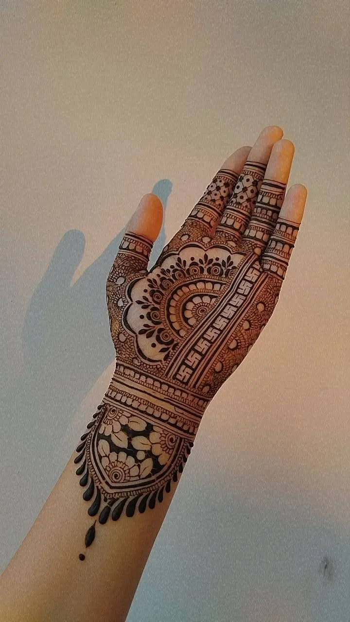 Aesthetic Simple Back Hand Mehndi Design with Flowers for Diwali