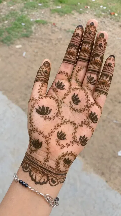 aesthetic arabic flower front hand mehndi design