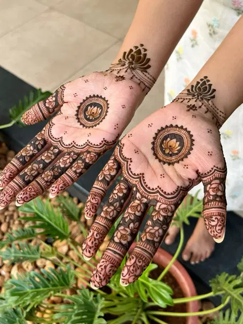 aesthetic bridal circle finger mehndi design