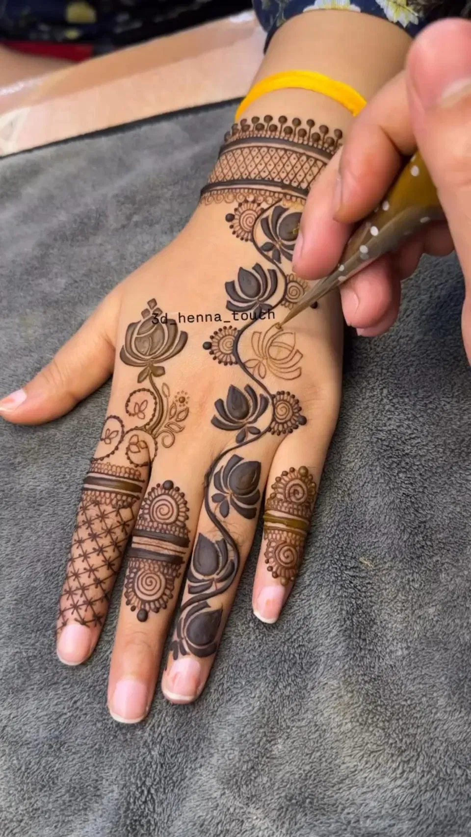 Arabic Simple Finger Mehndi Design for Diwali