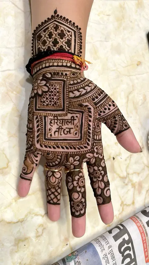 stylish figure front hand mehndi design