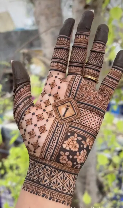 aesthetic simple front hand mehndi design