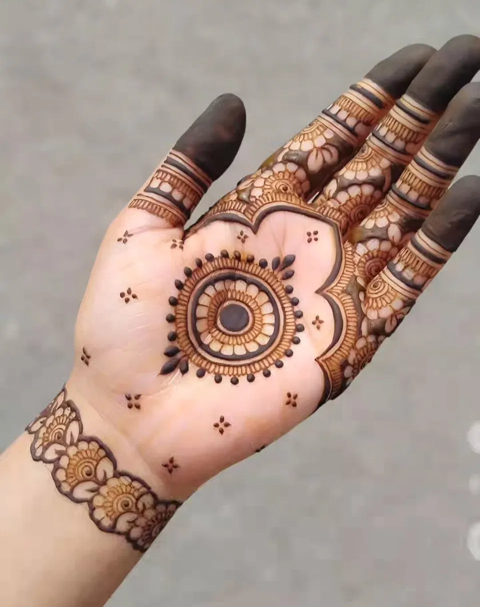 Aesthetic Arabic Back Hand Mehndi Design with Bel, Gol Tikki and Flowers for Diwali (16)