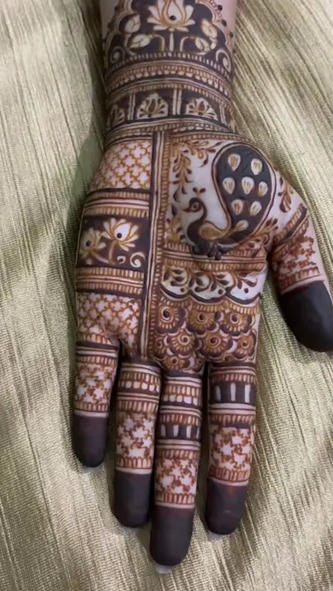 bridal stylish peacock front hand mehndi design