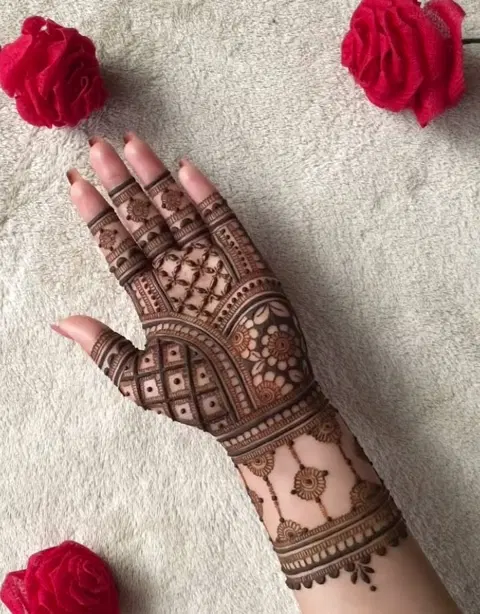 bridal circle back hand mehndi design