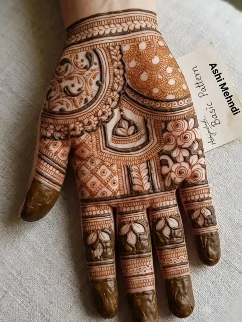 bridal stylish front hand mehndi design
