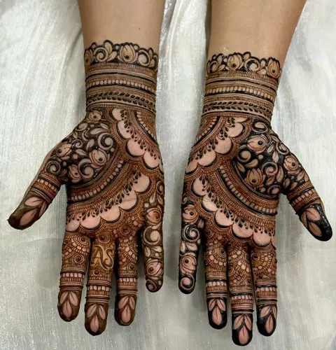aesthetic bridal figure finger mehndi design