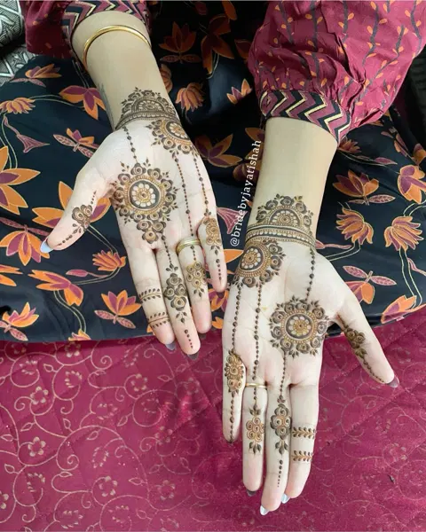 aesthetic circle back hand mehndi design