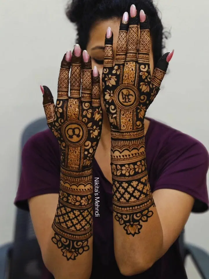 Bridal Stylish Back Hand Mehndi Design with Gol Tikki for Engagement (2)