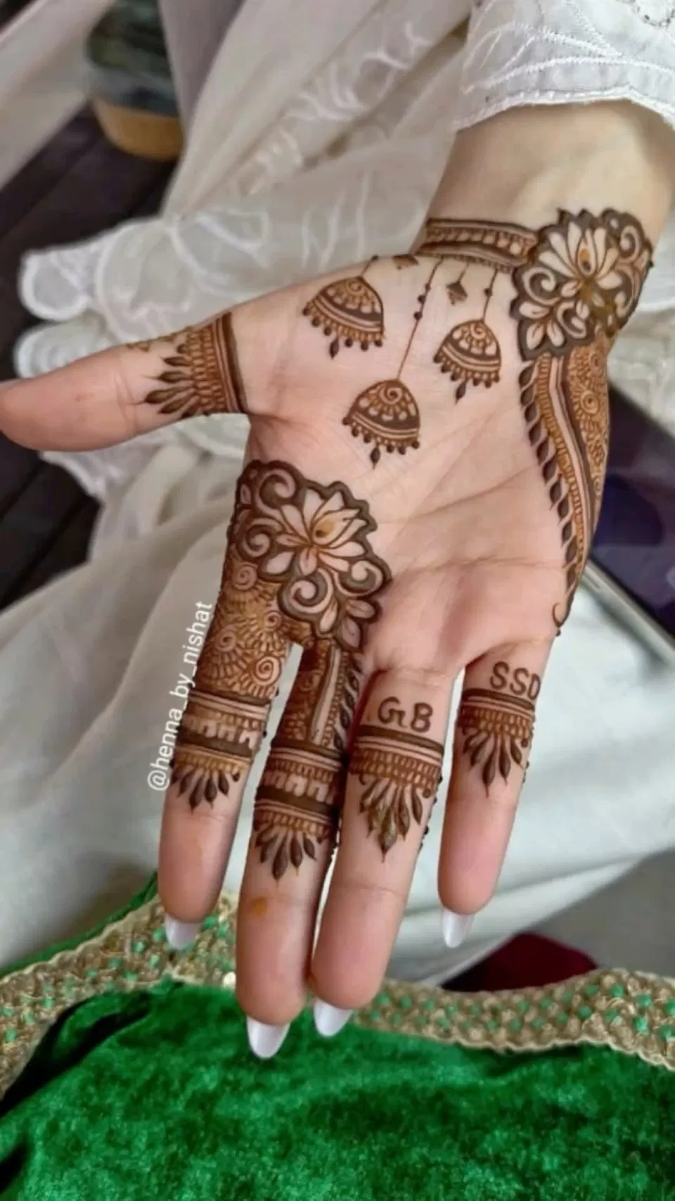 Aesthetic Minimal Front Hand Mehndi Design with Bel and Jaal