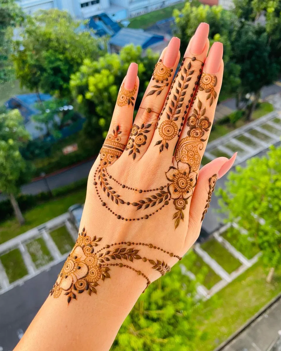 Aesthetic Arabic Front Hand Mehndi Design with Gol Tikki for Raksha Bandhan