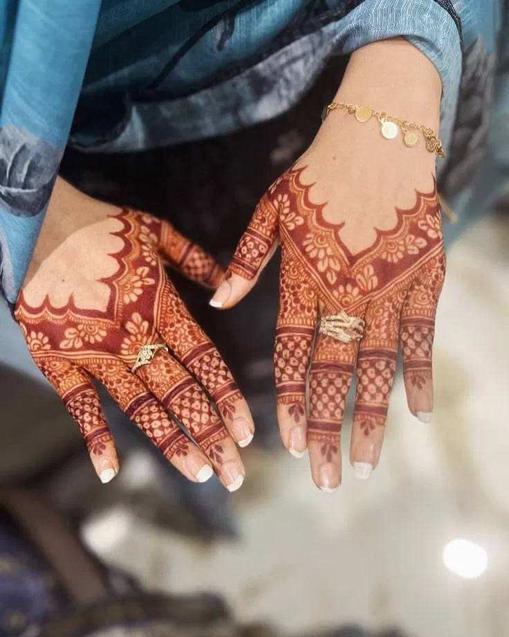 Aesthetic Pakistani Finger Mehndi Design with Figures