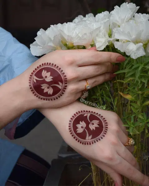 simple stylish circle finger mehndi design