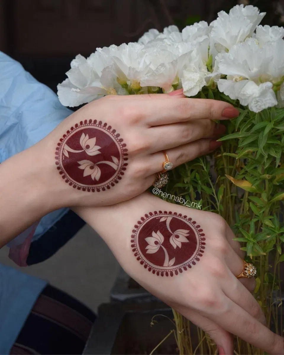 Simple Stylish Finger Mehndi Design with Gol Tikki, Flowers and Jaal for Raksha Bandhan (3)