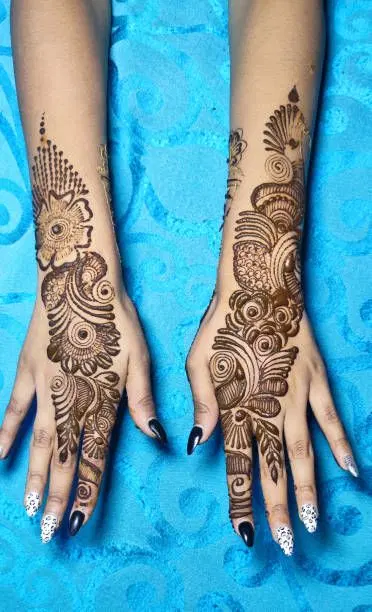 simple stylish flower back hand mehndi design