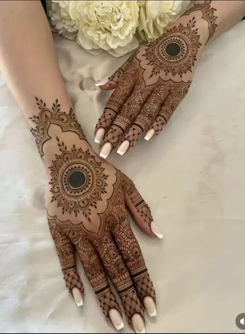 bridal simple circle back hand mehndi design
