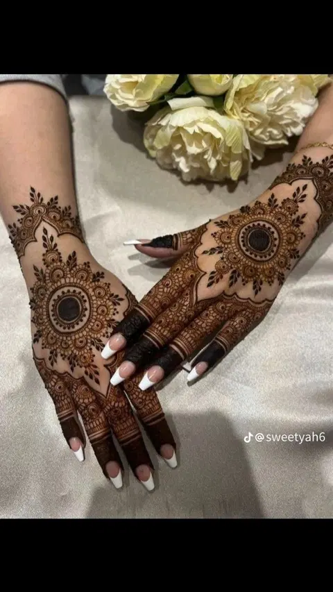 bridal circle back hand mehndi design