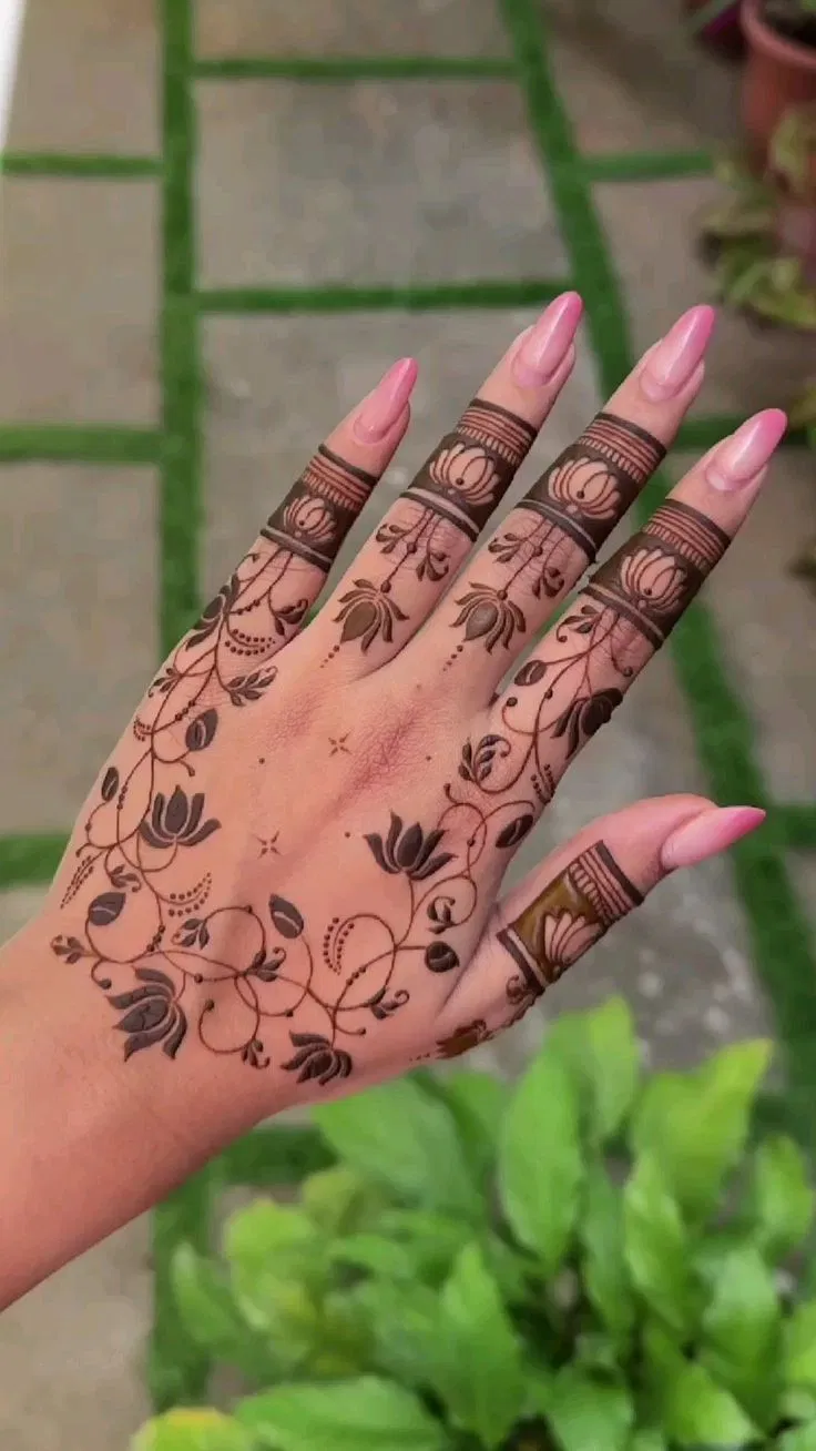 Aesthetic Arabic Back Hand Mehndi Design with Gol Tikki, Flowers and Lotus for Raksha Bandhan (9)