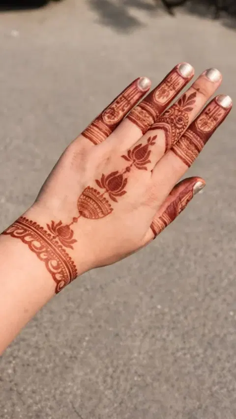 aesthetic arabic jaal back hand mehndi design