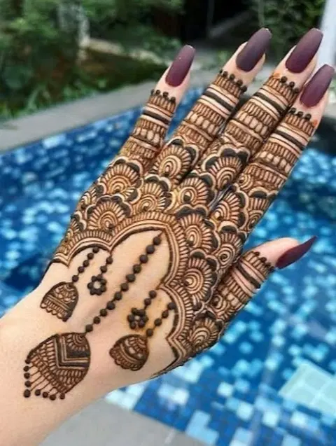 bridal stylish circle back hand mehndi design