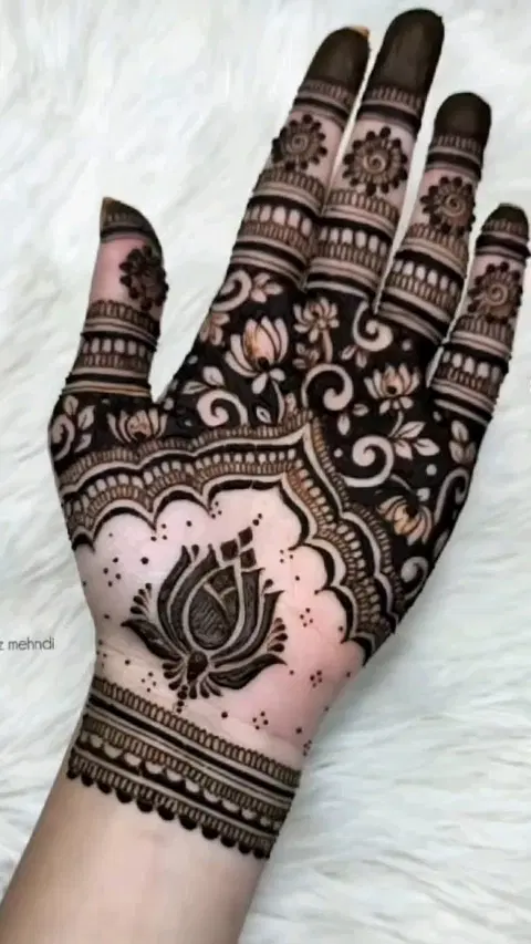 aesthetic arabic circle front hand mehndi design