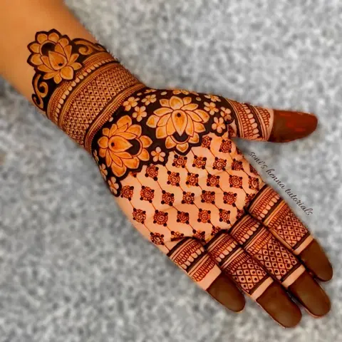 aesthetic stylish back hand mehndi design