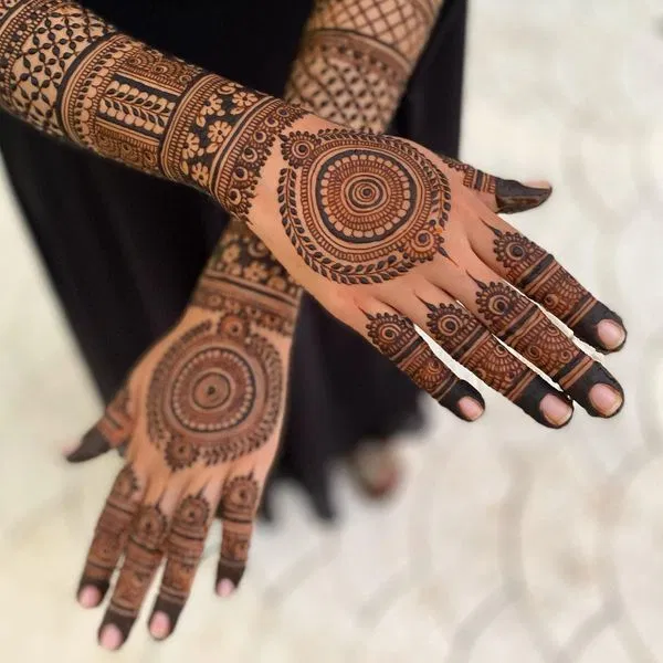 Bridal Front Hand Mehndi Design with Gol Tikki (2)