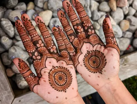 simple stylish circle finger mehndi design