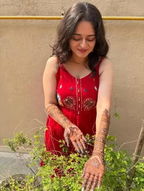bridal figure front hand mehndi design