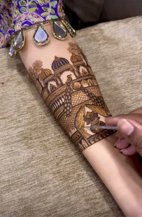 bridal simple circle arm mehndi design