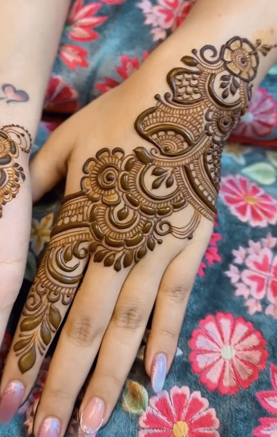 Arabic Bridal Back Hand Mehndi Design with Bel for Engagement