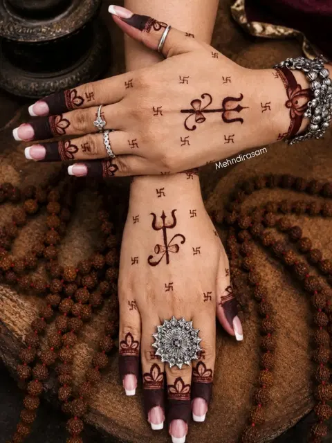 simple stylish deity finger mehndi design