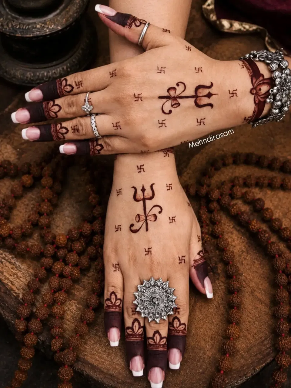 Simple Stylish Finger Mehndi Design with Deity and Jaal for Sawan