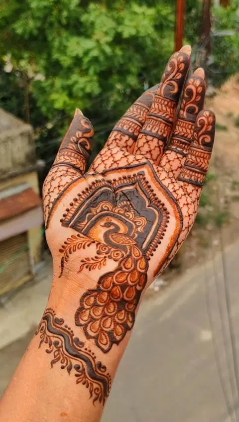 stylish circle front hand mehndi design