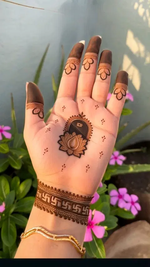 aesthetic simple circle front hand mehndi design