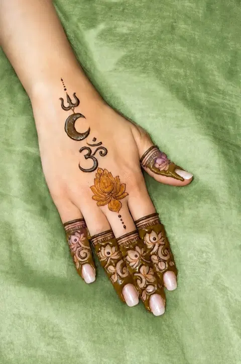 simple stylish circle back hand mehndi design