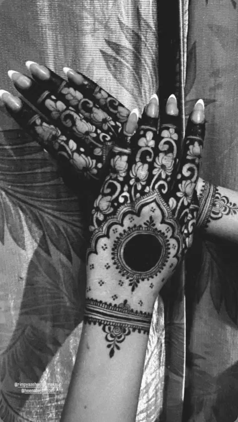 aesthetic arabic lotus finger mehndi design